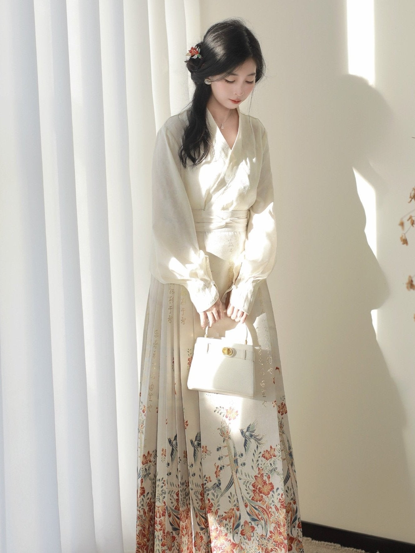 22、Xiao Lu Shui YueYing Flamboyant Refined Ming Dynasty-style Hanfu Set: Embroidered Gold Horseface Skirt with Cross-collared Cardigan Jacket, Perfect for Early Autumn