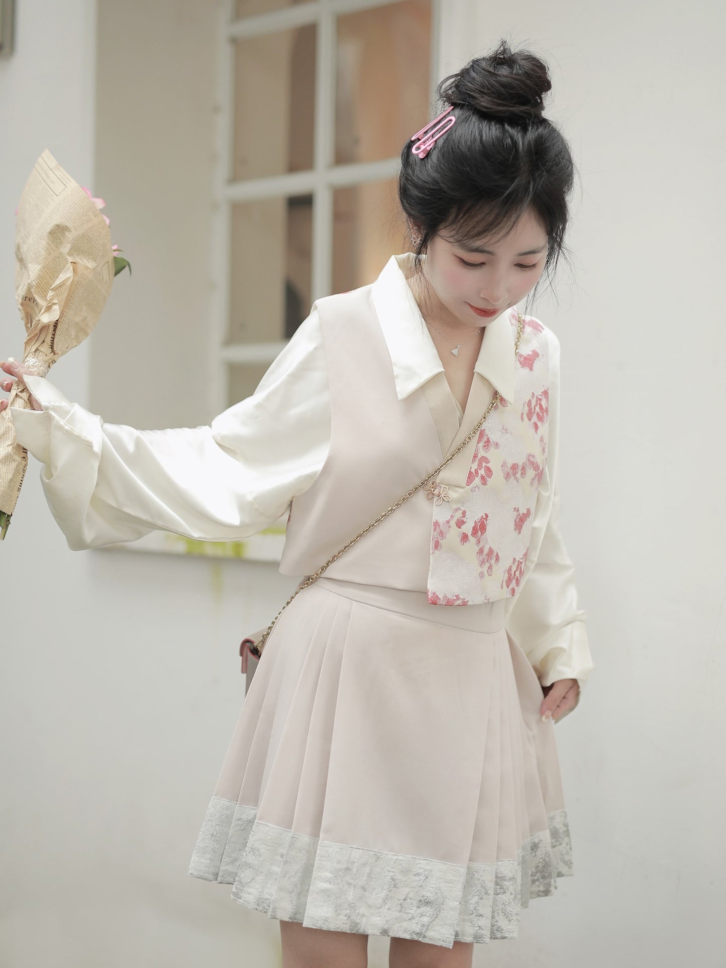 54 Cherry Cloud Xiao Lu Shui Revamped Ming Dynasty Short Zipped Horse-face Skirt with Jacquard Tang-style Vest, Suitable for Daily Hanfu Wear by Petite Figures in Autumn.