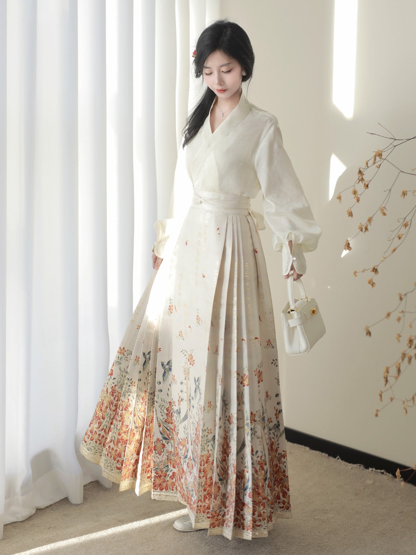 22、Xiao Lu Shui YueYing Flamboyant Refined Ming Dynasty-style Hanfu Set: Embroidered Gold Horseface Skirt with Cross-collared Cardigan Jacket, Perfect for Early Autumn