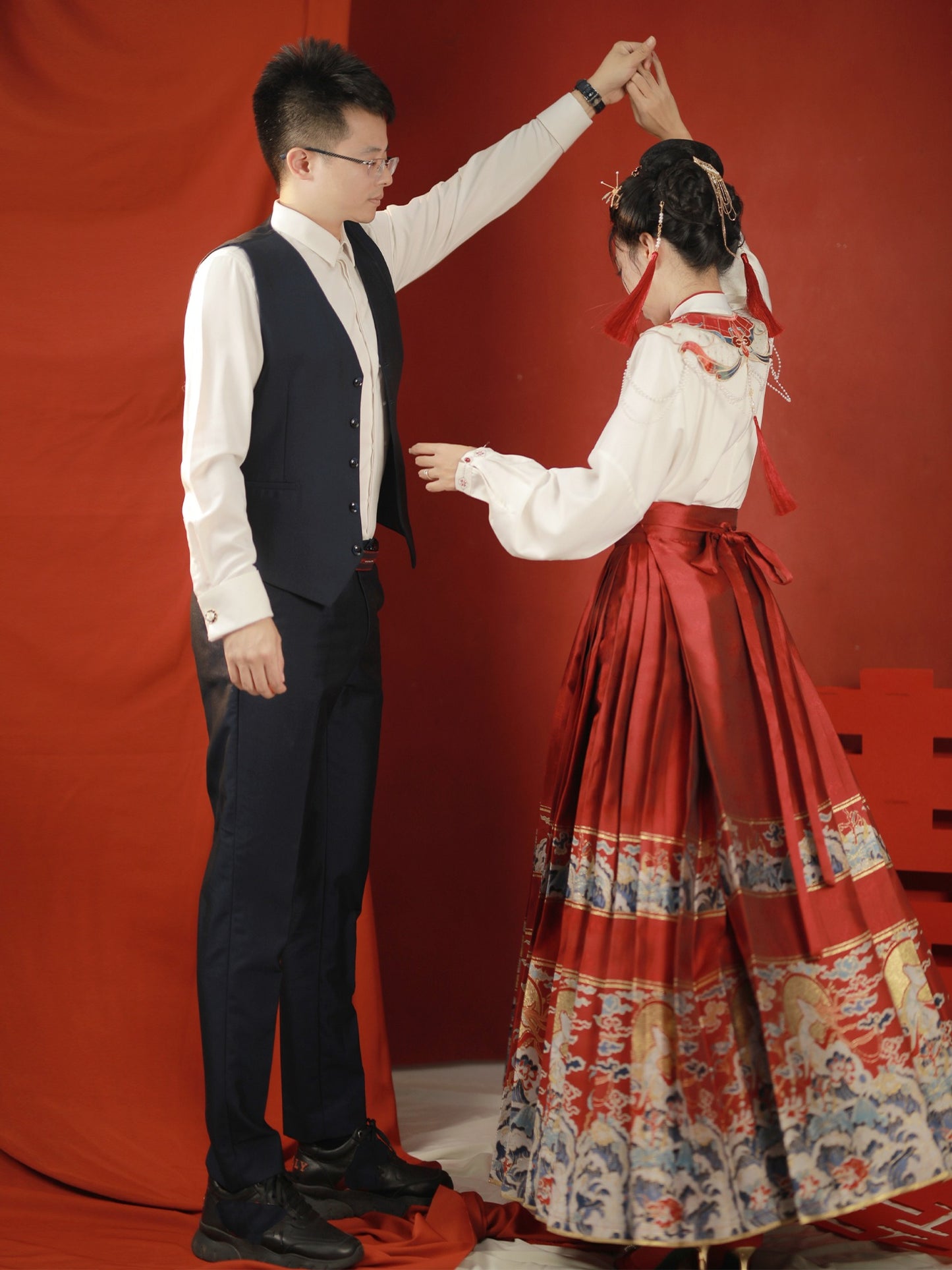 19、Xiao Lu Shui Original Qinse Ming Dynasty Hanfu with Modern Chinese-style Red Horseface Skirt Wedding Outfit Set.