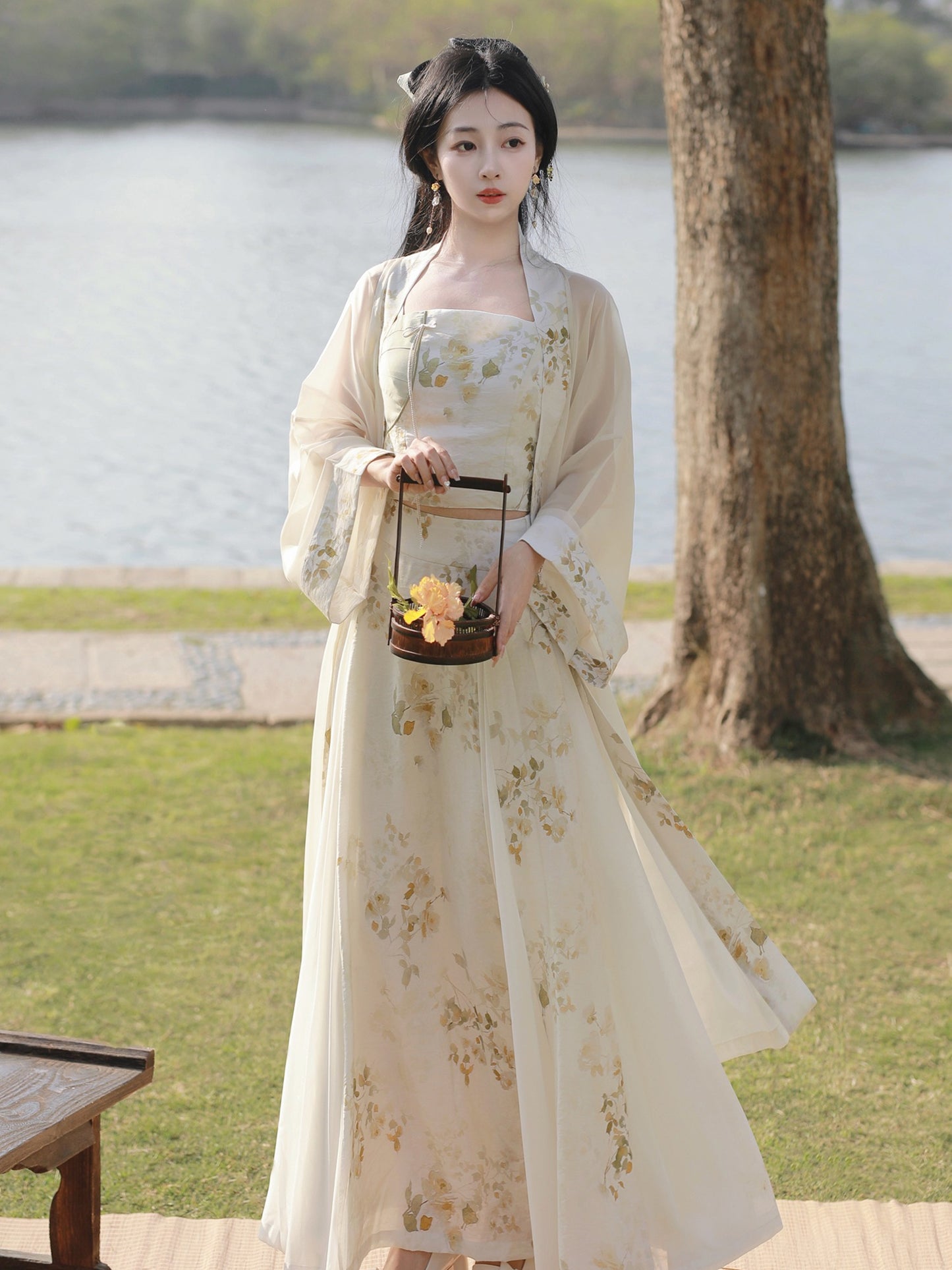 2 Xiao Lu Shui collection of Chinese-style Hanfu Tangbeizi showcases women's jackets that blend traditional Hanfu elements with modern workplace needs, making them perfect for both daily wear and commuting.