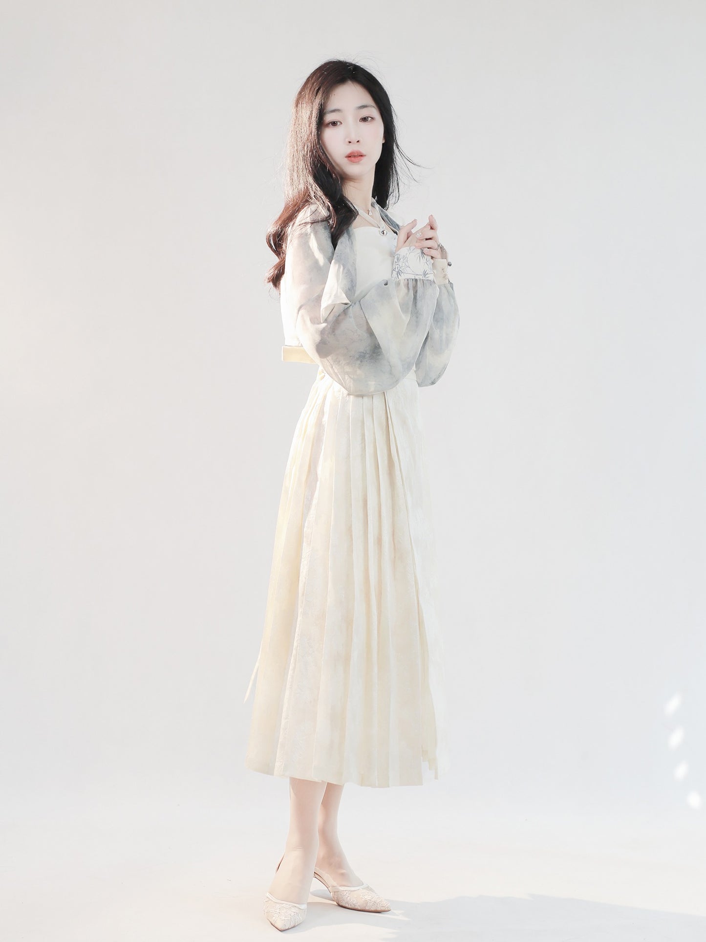 29 Moon Veiled in Smoke Xiao Lu Shui Original Ming Dynasty-style Hanfu Shoulder Cape, Lightweight Sun Protection Jacket for Summer, Double-Breasted Open Front Cardigan with Straps, Golden Horseface Skirt.