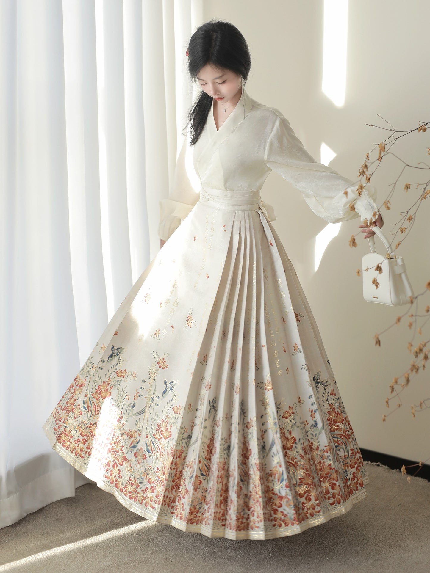 22、Xiao Lu Shui YueYing Flamboyant Refined Ming Dynasty-style Hanfu Set: Embroidered Gold Horseface Skirt with Cross-collared Cardigan Jacket, Perfect for Early Autumn