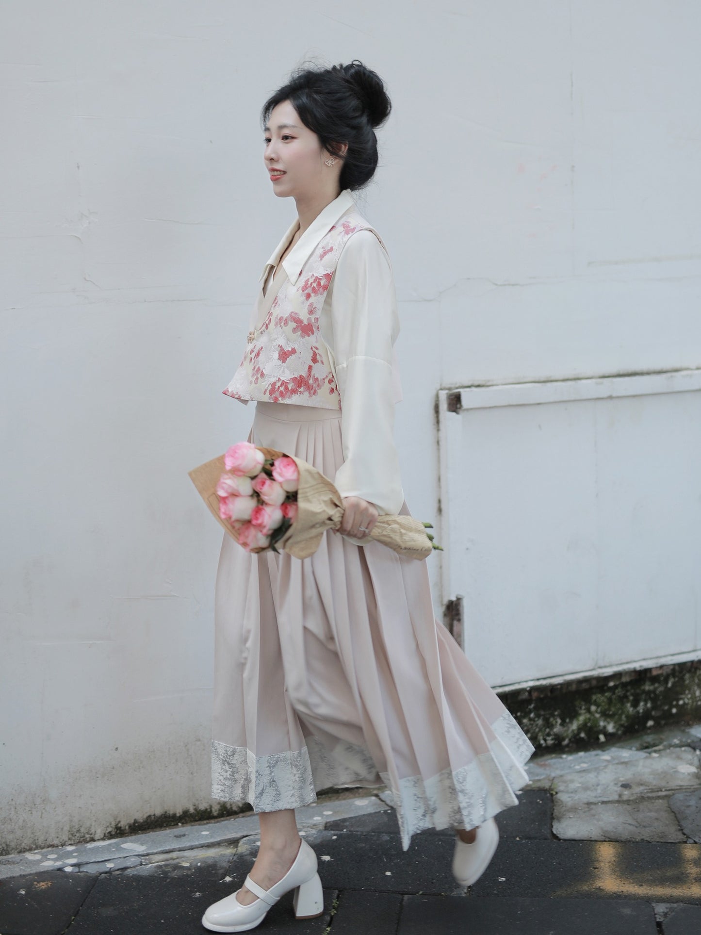 54 Cherry Cloud Xiao Lu Shui Revamped Ming Dynasty Short Zipped Horse-face Skirt with Jacquard Tang-style Vest, Suitable for Daily Hanfu Wear by Petite Figures in Autumn.