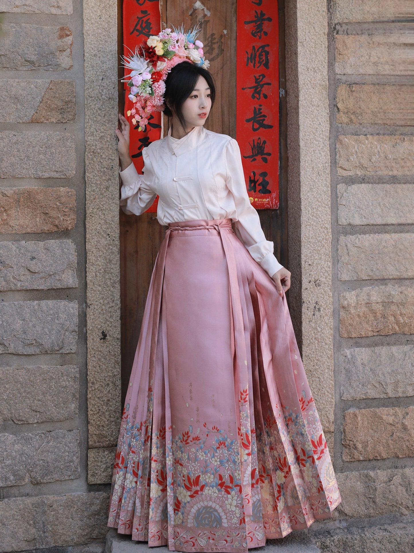 25 Yi Nian hairpin Flower Xiao Lu Shui, original Ming Hanfu, improved Ming cardigan, stand-up collar, woven gold imitation makeup, flower horse face skirt