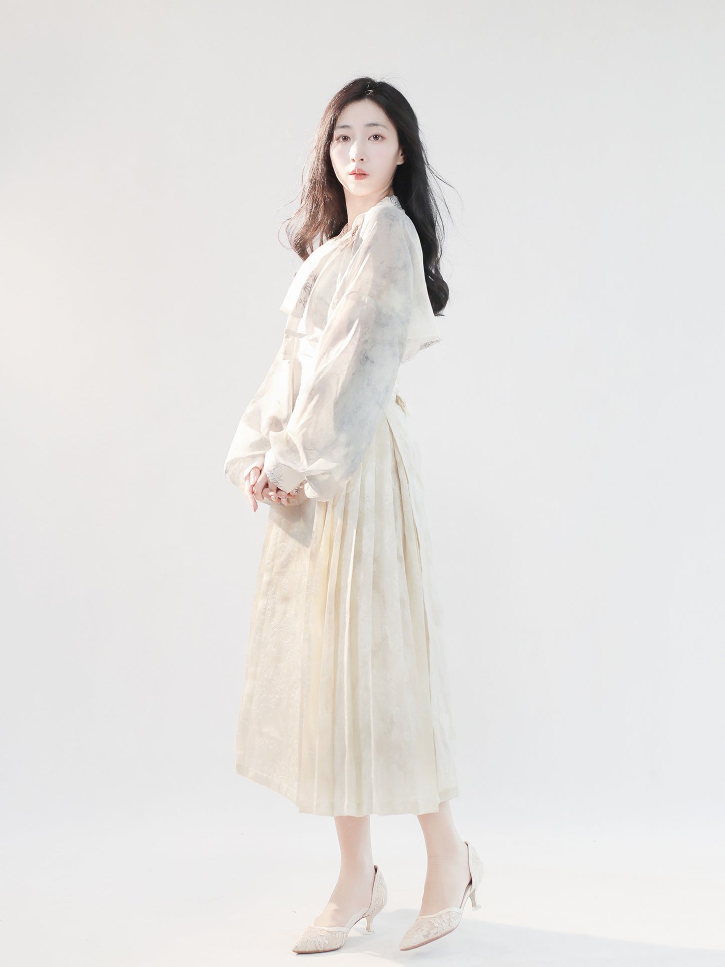 29 Moon Veiled in Smoke Xiao Lu Shui Original Ming Dynasty-style Hanfu Shoulder Cape, Lightweight Sun Protection Jacket for Summer, Double-Breasted Open Front Cardigan with Straps, Golden Horseface Skirt.