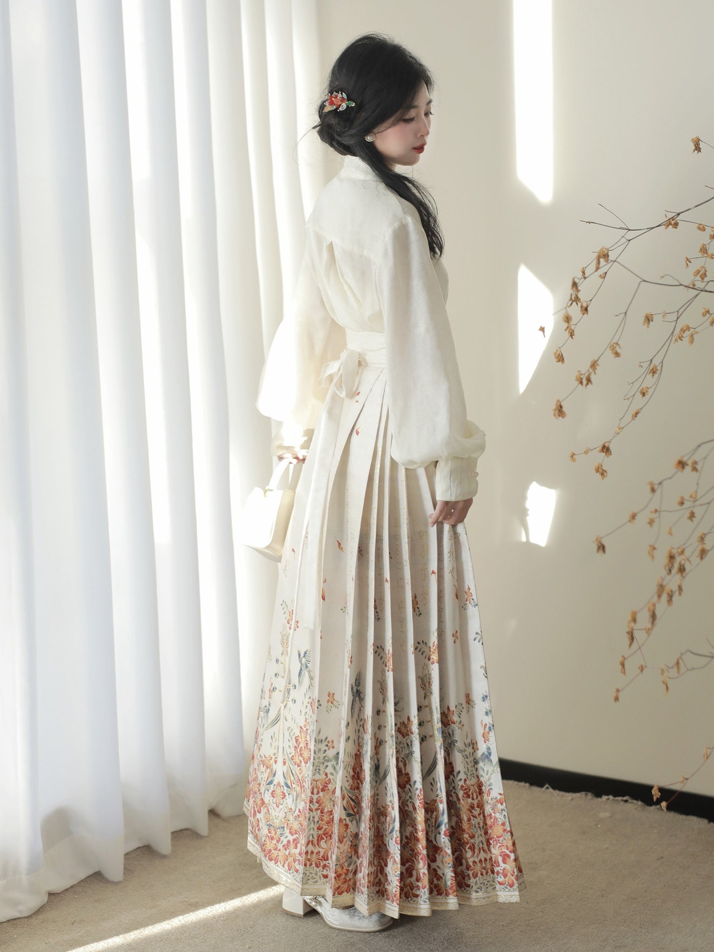 22、Xiao Lu Shui YueYing Flamboyant Refined Ming Dynasty-style Hanfu Set: Embroidered Gold Horseface Skirt with Cross-collared Cardigan Jacket, Perfect for Early Autumn