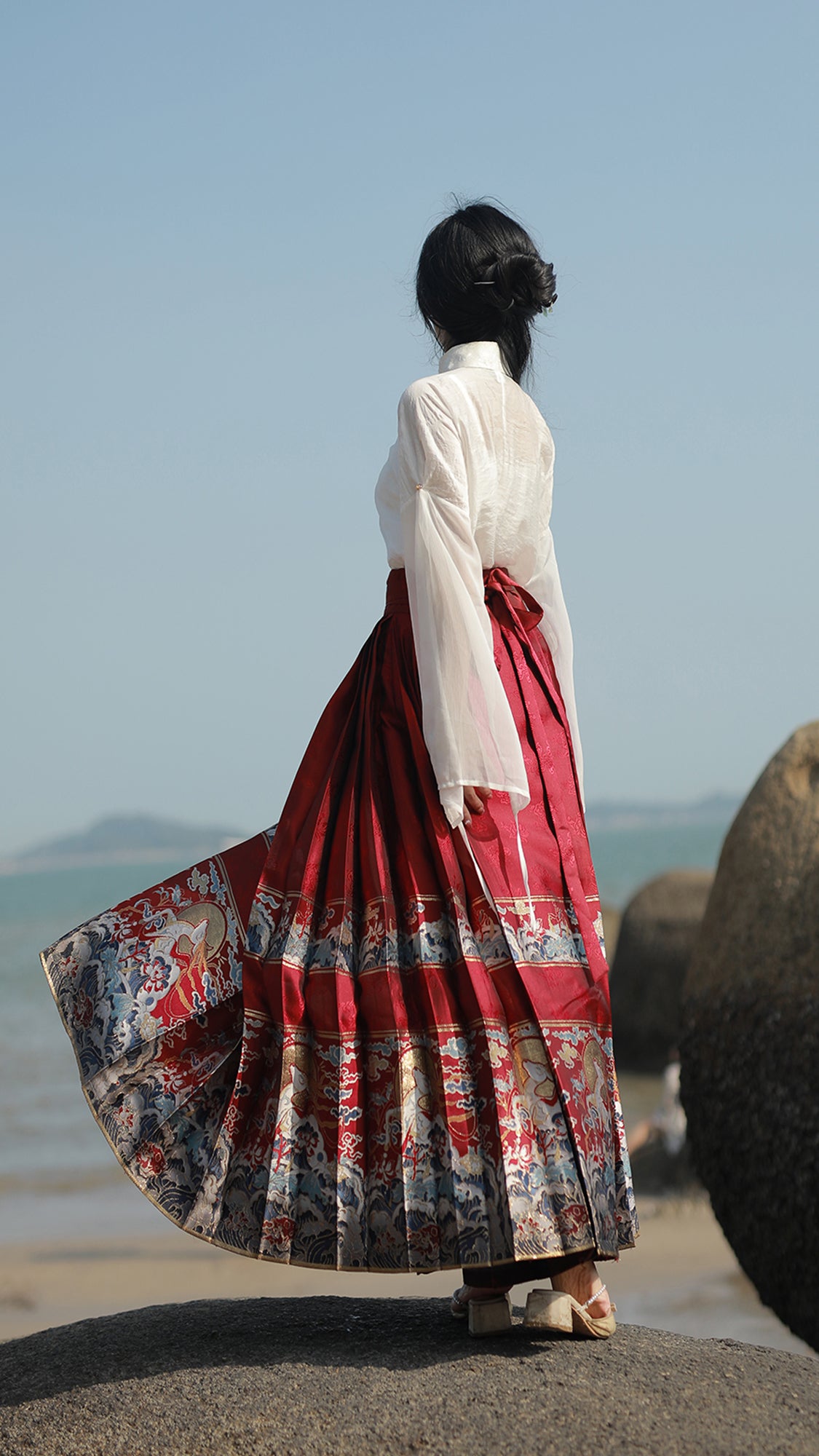 [Deer Spirit Shaking the Sea]Traditional Chinese Ming-style Red Brocade Mid-length Horseface Skirt